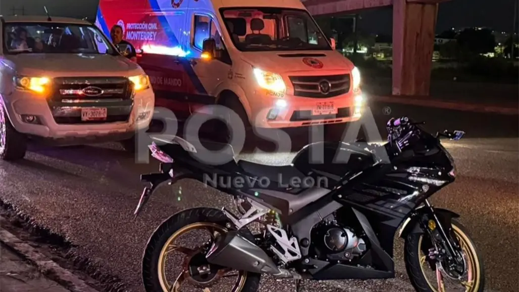 Pareja sufre accidente en motocicleta tras ir a exceso de velocidad en Monterrey