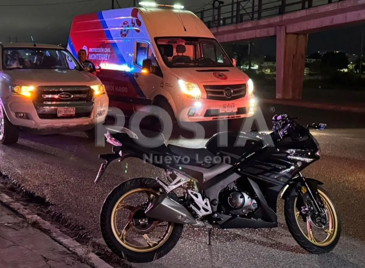 El personal de Protección Civil y la Cruz Roja atendieron a la pareja en el lugar del accidente. Foto: POSTA.
