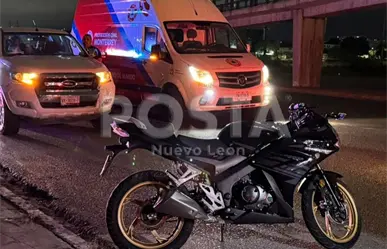 Pareja sufre accidente en motocicleta tras ir a exceso de velocidad en Monterrey