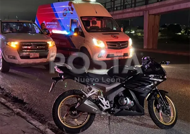 Pareja sufre accidente en motocicleta tras ir a exceso de velocidad en Monterrey
