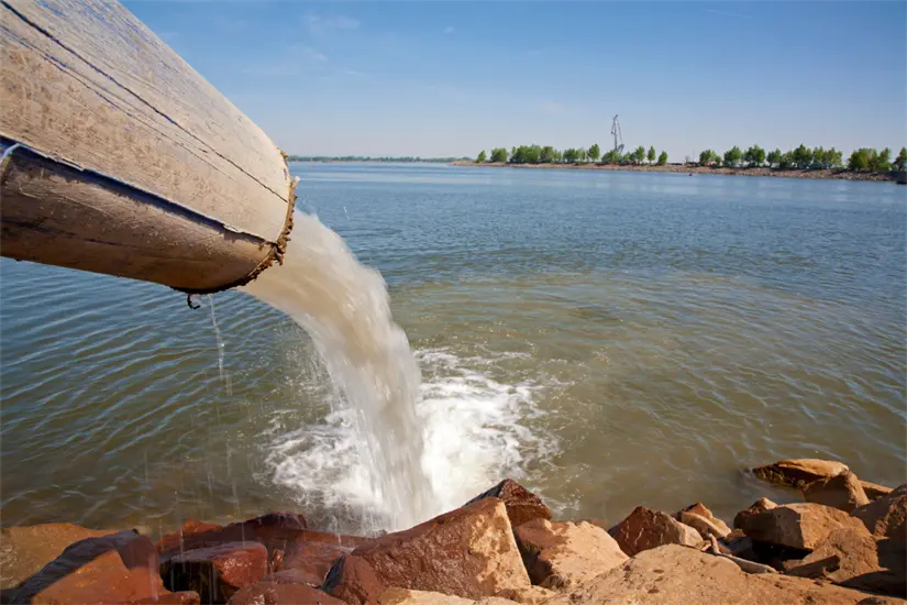 El líquido que se descarga corresponde a agua tratada, utilizada dentro de los procesos industriales de la compañía. Imagen ilustrativa: Canva