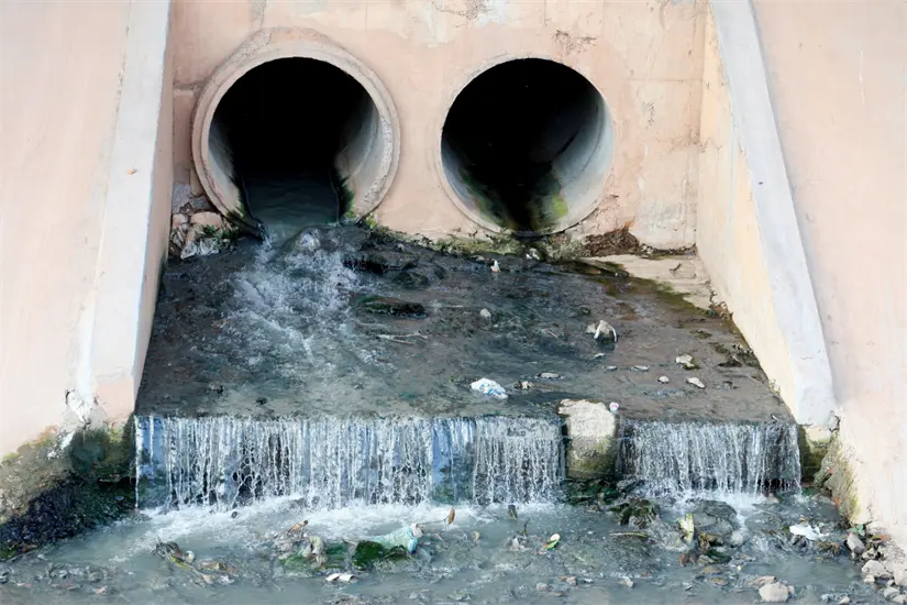 Profepa realiza la verificación del ducto utilizado por Alpek para determinar si existen incumplimientos a la normatividad ambiental. Imagen ilustrativa: Canva