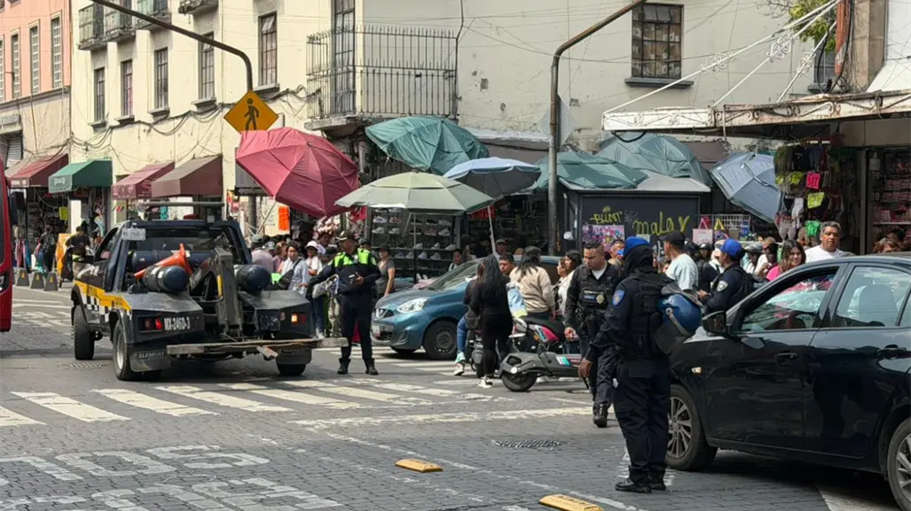 Automovilista arrolla a joven en scooter en el Centro Histórico; comerciantes casi lo linchan