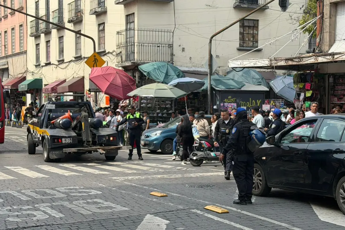 Policías de CDMX evitando linchamiento. Foto: Ramón Ramírez