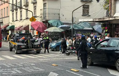 Automovilista arrolla a joven en scooter en el Centro Histórico; comerciantes casi lo linchan