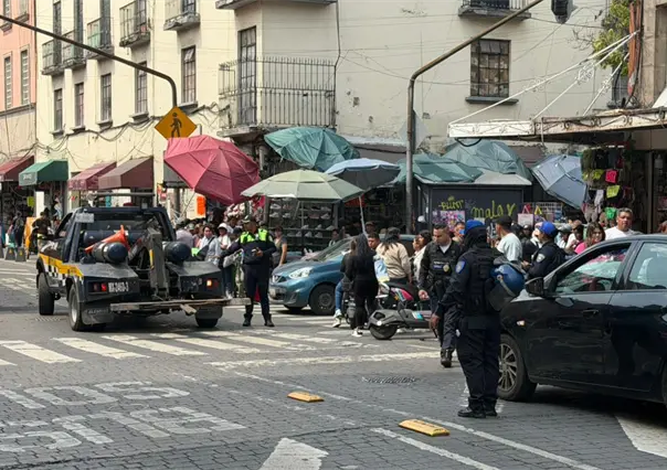 Automovilista arrolla a joven en scooter en el Centro Histórico; comerciantes casi lo linchan