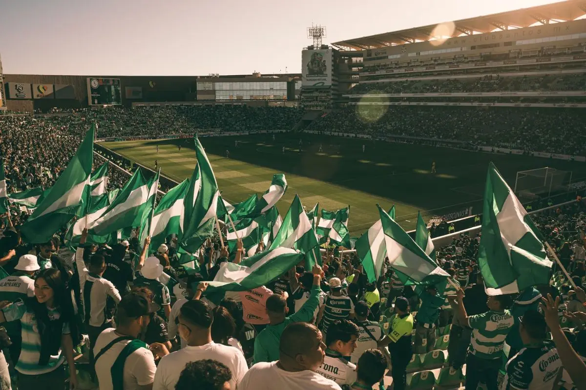 Afición del club santos en partido en el Estadio Corona en Torreón / Foto Club Santos | Canva