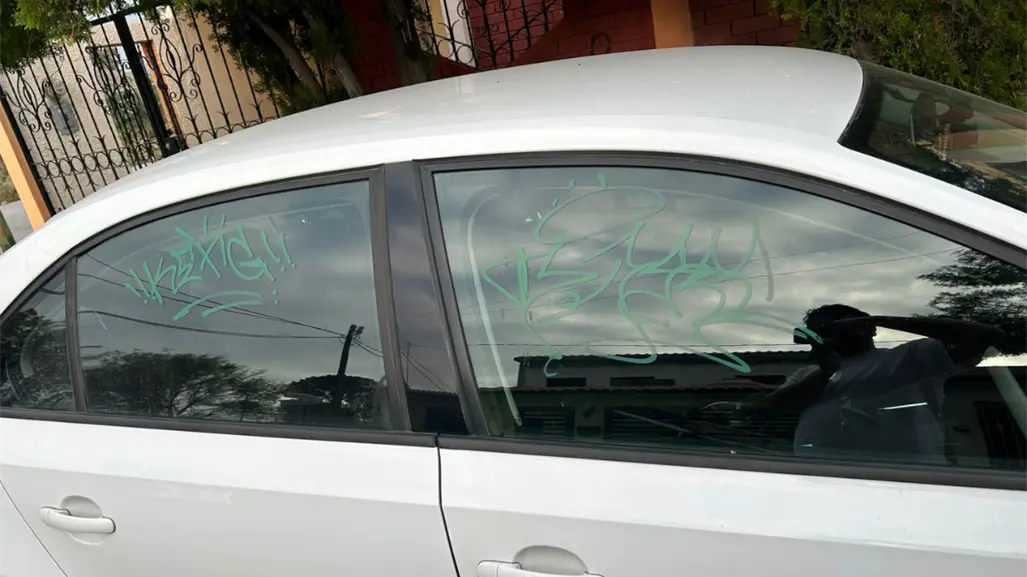 Detienen a 2 hombres en Saltillo por grafitear vehículos