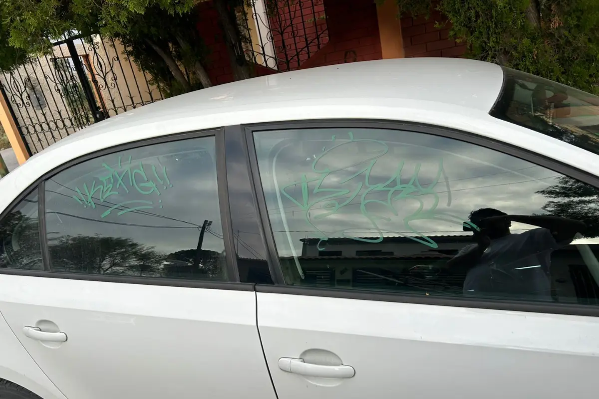 Se utilizaron varios marcadores indelebles para dañar al menos cinco automóviles, aunque los vecinos aseguran que podrían ser más los afectados./Foto: Cortesía