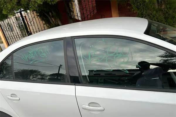 Detienen a 2 hombres en Saltillo por grafitear vehículos