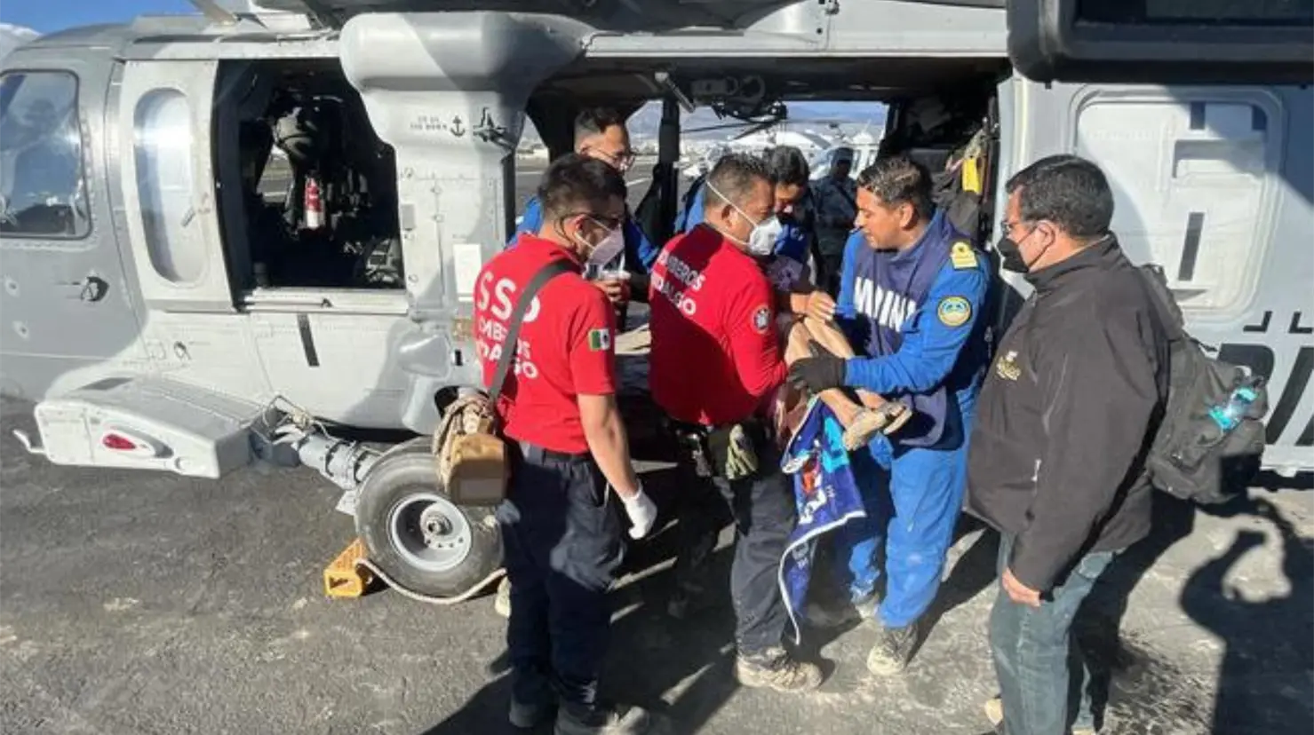 Helicóptero MI-17 de la Marina lleva ayuda a comunidades afectadas en Veracruz. Foto: Gobierno de México