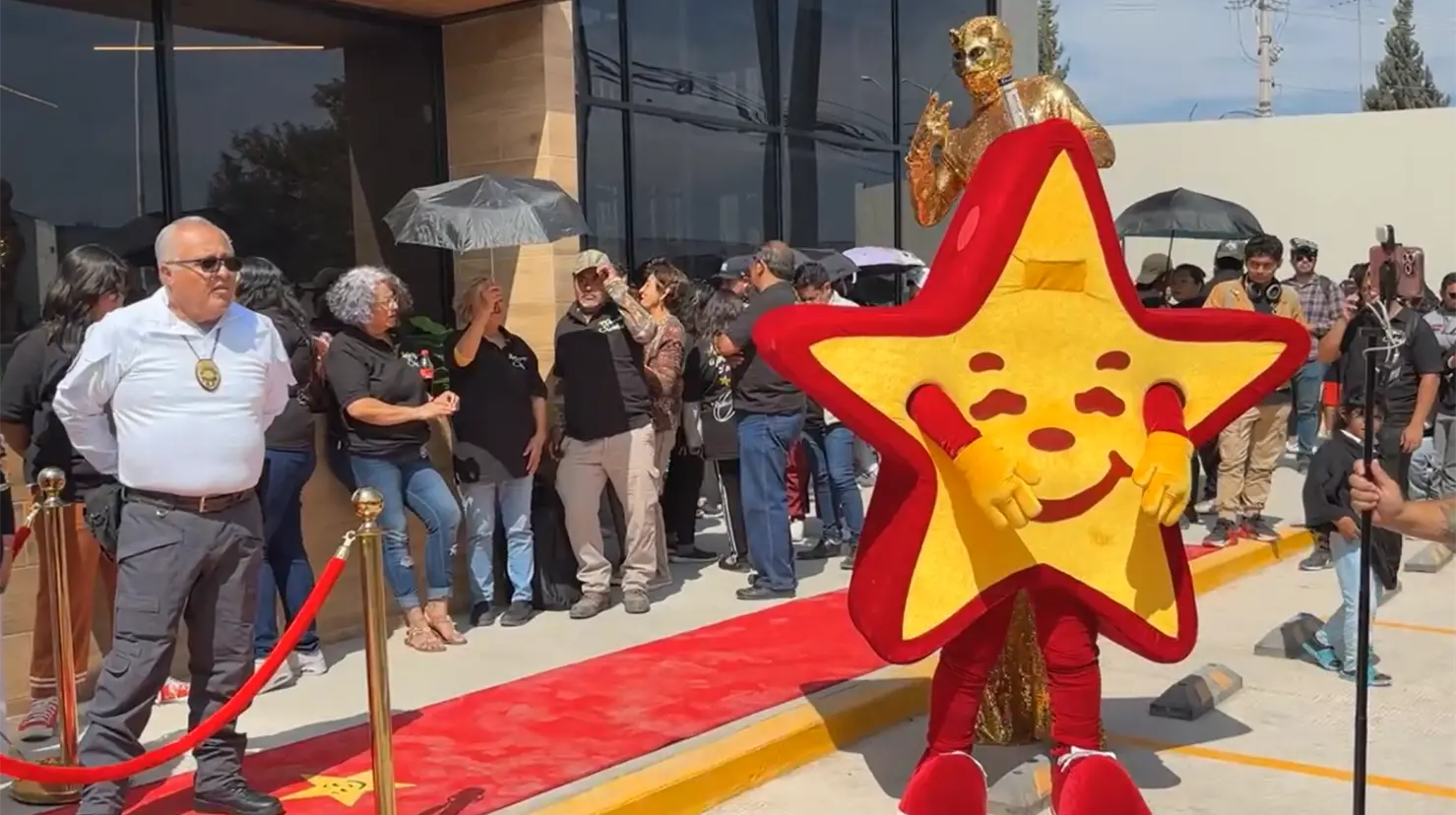 Duermen afuera por combos gratis en apertura de nueva sucursal de Carls Jr en San Luis Potosí. Foto: Facebook (Municipio de Soledad de Graciano Sánchez)