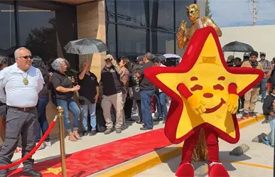 Duermen afuera por combos gratis en apertura de nueva sucursal de Carls Jr en San Luis Potosí