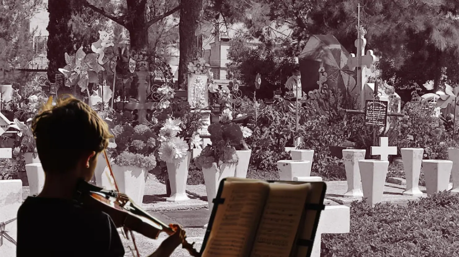 Cementerio de fondo y un niño con un violín Foto: Canva