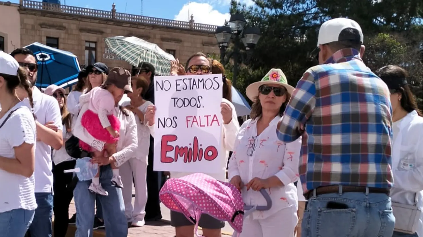 Continúan las manifestaciones de apoyo a la familia de Carlos Emilio, quien desapareció el 5 de octubre. | Foto: Citlalli Zoé Sánchez