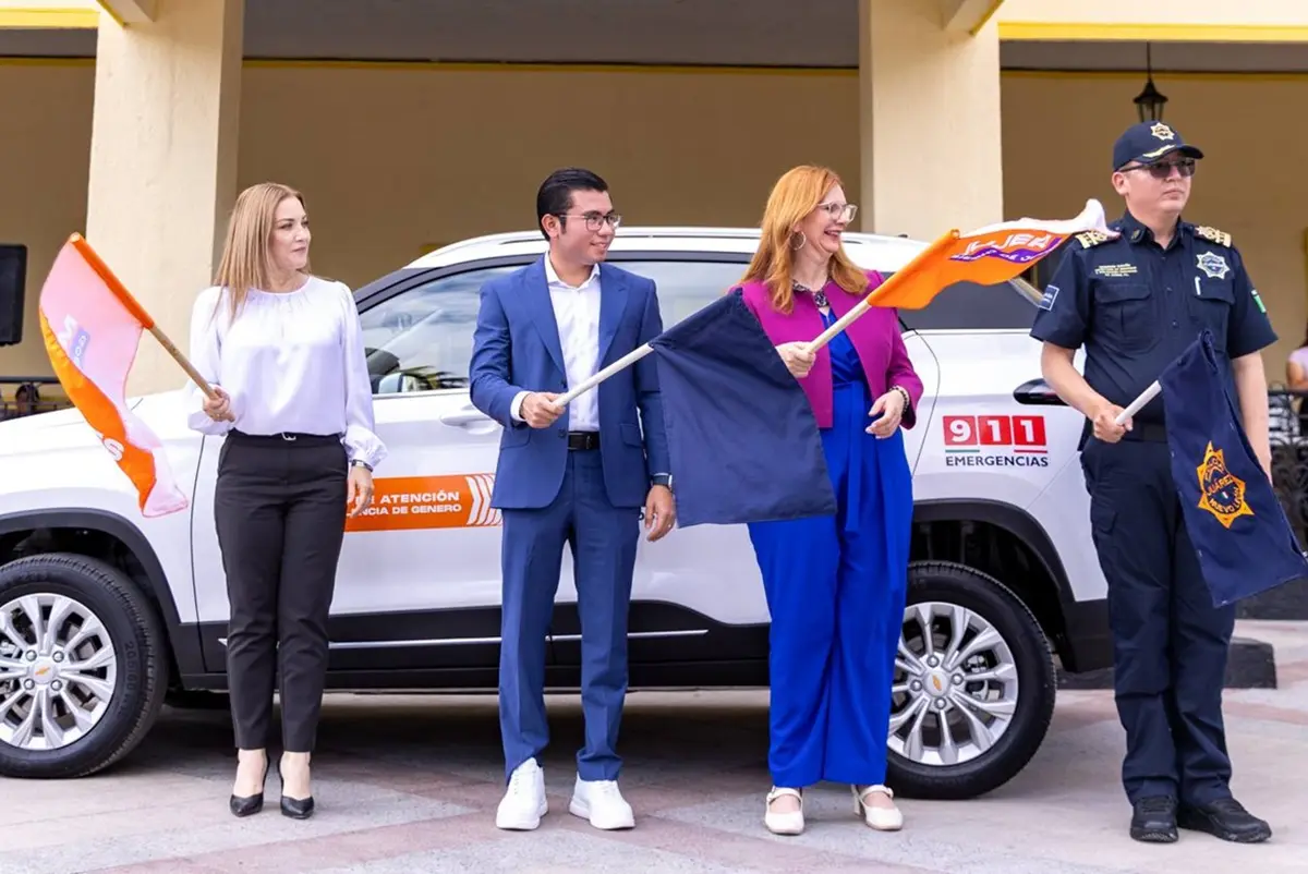 El alcalde de Juárez, Félix Arratia, da el banderazo a las nuevas unidades vehiculares a la Secretaría de las Mujeres de Juárez. Foto: Gobierno de Juárez