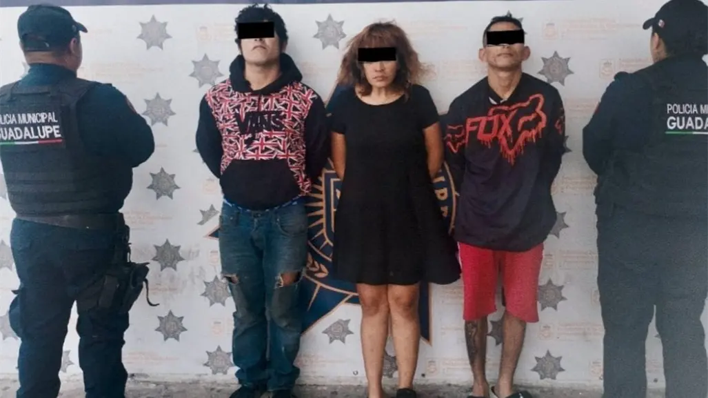 Arrestan a banda de ladrones a tiendas de conveniencia tras denuncia ciudadana en Guadalupe