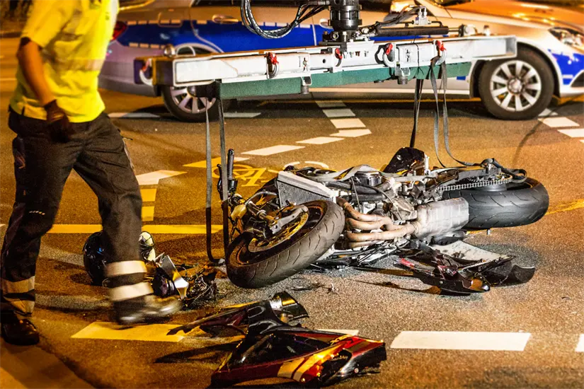 Accidente de motos en la calle. Foto: Canva