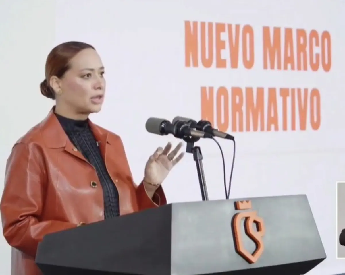 Gloria Morales Martínez, secretaria de Administración de Nuevo León en conferencia de prensa. Foto: Gobierno de Nuevo León.