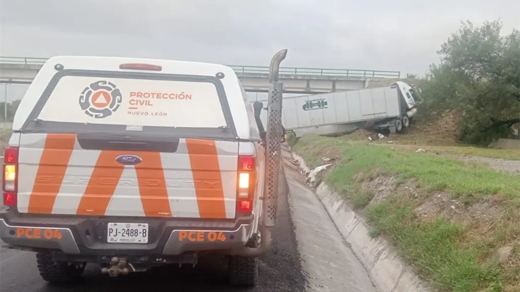 Choque de tracto camión deja lesionados en Anillo Periférico de Escobedo