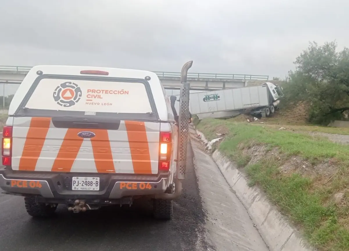 La unidad U.04 acudió de inmediato al reporte, evaluó la situación, brindó primeros auxilios y trasladó al conductor lesionado para atención médica. Foto: Protección Civil de Nuevo León.