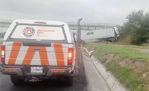 Choque de tracto camión deja lesionados en Anillo Periférico de Escobedo