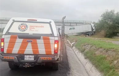 Choque de tracto camión deja lesionados en Anillo Periférico de Escobedo