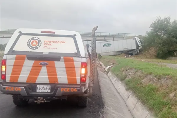 Choque de tracto camión deja lesionados en Anillo Periférico de Escobedo