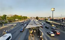 VIDEO | Conductor salva a sus perritos tras volcar su auto en Periférico Sur en CDMX
