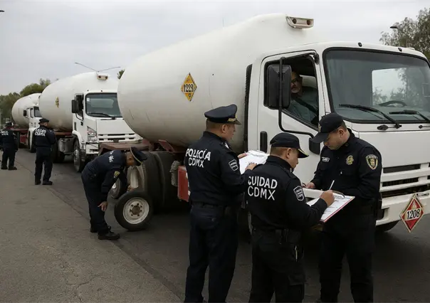 Tráileres con químicos circulan sin control, pese a nuevas reglas en la CDMX