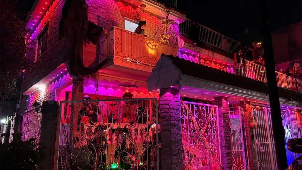 Brujas, calaveras y luces: la casa de Halloween más famosa de Monterrey