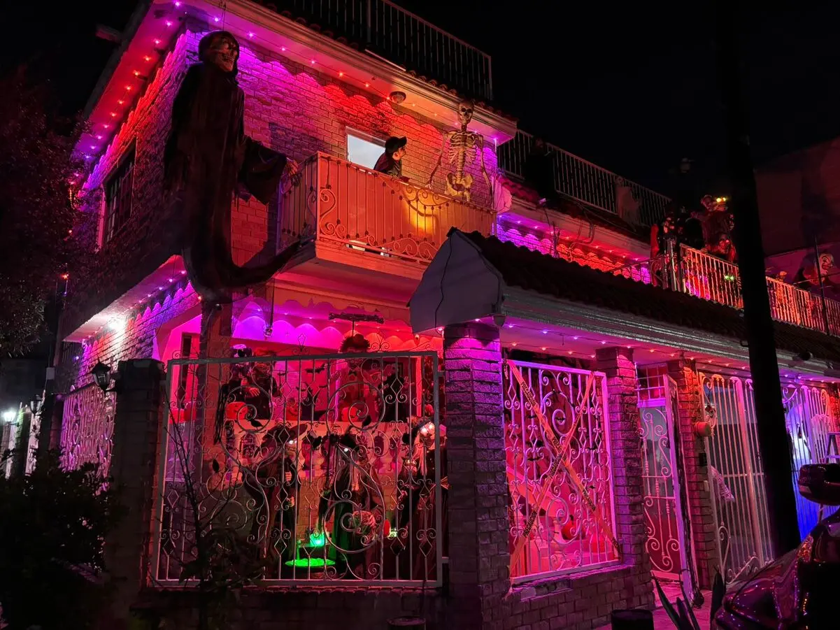 La familia Sosa Cadena decora su casa con figuras, luces y personajes desde hace 10 años. Foto: Vianney Carrera.