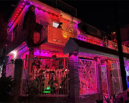 Brujas, calaveras y luces: la casa de Halloween más famosa de Monterrey