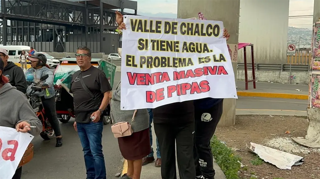 Vecinos bloquean la México-Puebla: exigen frenar pozo de agua en su parque