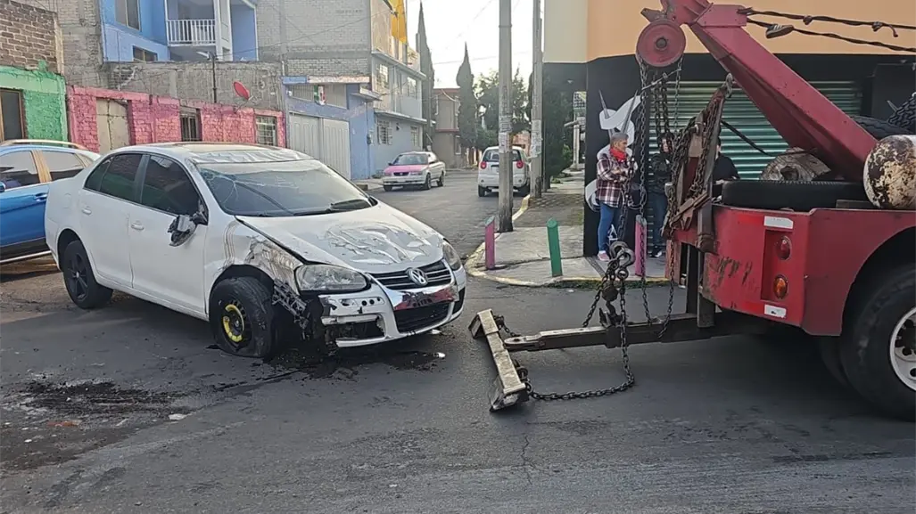 VIDEO | Joven pierde el control y vuelca su auto en Iztapalapa; vecinos corren a rescatarlo