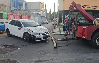 VIDEO | Joven pierde el control y vuelca su auto en Iztapalapa; vecinos corren a rescatarlo