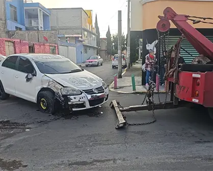 VIDEO | Joven pierde el control y vuelca su auto en Iztapalapa; vecinos corren a rescatarlo