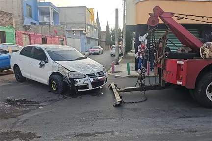 VIDEO | Joven pierde el control y vuelca su auto en Iztapalapa; vecinos corren a rescatarlo VIDEO | Joven pierde el control y vuelca su auto en Iztapalapa; vecinos corren a rescatarlo