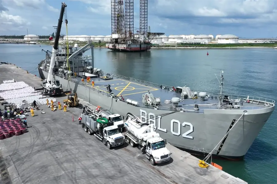 Tabasco envía barco con ayuda a damnificados en Veracruz