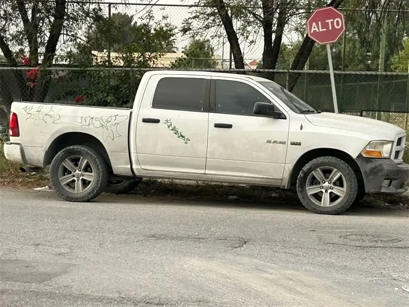 Los oficiales atendieron un llamado ciudadano que alertaba sobre la presencia de dos jóvenes realizando pintas en vehículosFoto: Cortesía