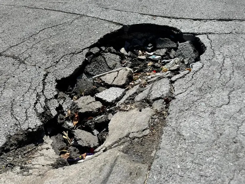 Los habitantes de la calle Río Tamesí piden apoyo del Ayuntamiento de Ramos Arizpe antes de que ocurra un accidente./Foto: Marco Juárez