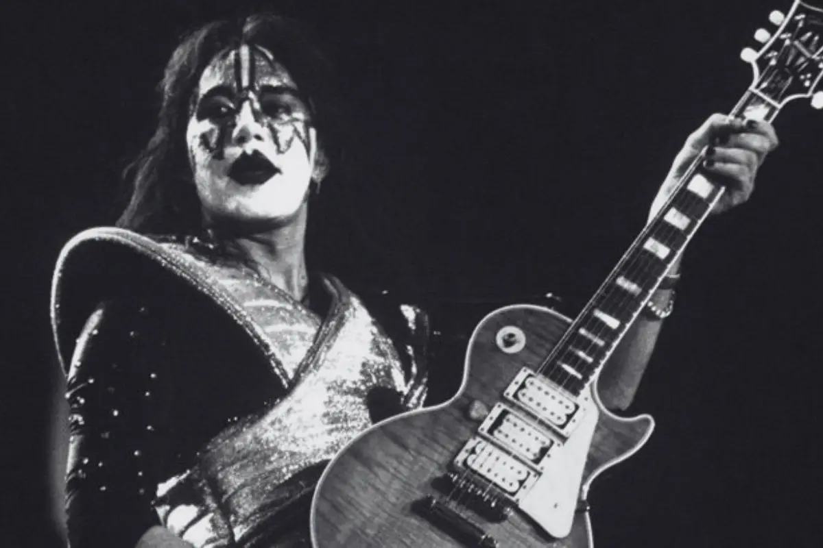 Ace Frehley falleció a los 74 años a causa de una hemorragia cerebral. FOTO: CANVA/X: @TheTopComics
