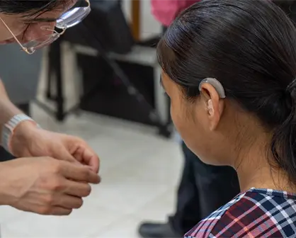 El Gobierno de Yucatán impulsa la salud auditiva con la entrega de aparatos especiales en Tizimín