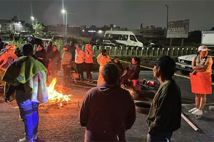 VIDEO | Vecinos bloquean el Circuito Exterior Mexiquense por falta de agua en Chimalhuacán VIDEO | Vecinos bloquean el Circuito Exterior Mexiquense por falta de agua en Chimalhuacán