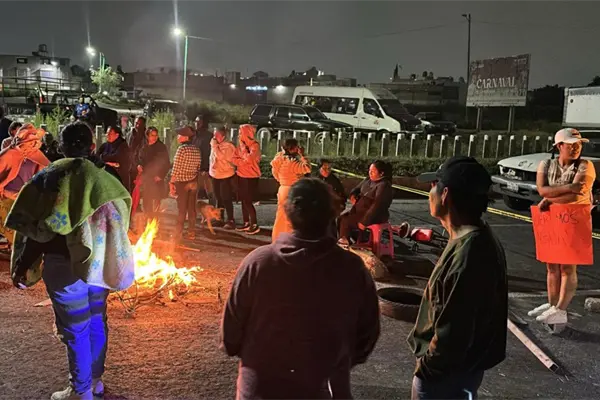 VIDEO | Vecinos bloquean el Circuito Exterior Mexiquense por falta de agua en Chimalhuacán
