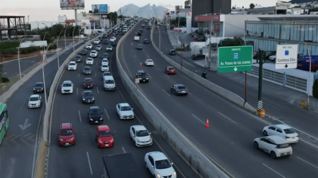 Amplían carril reversible vespertino en Leones para mejorar la movilidad en Monterrey