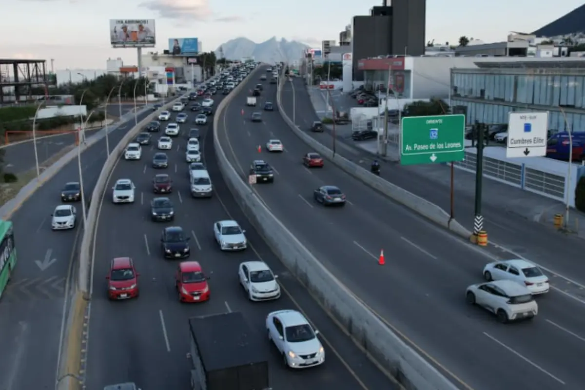 Amplían el carril reversible vespertino en Leones para mejorar la movilidad en Monterrey. Foto: Cortesía.