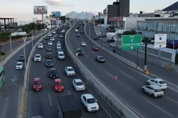 Amplían carril reversible vespertino en Leones para mejorar la movilidad en Monterrey