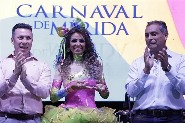 Recuerdan Mora Ivette Ruiz Hagar con el Premio Rey Momo por sus más de 50 años de trayectoria en el Carnaval de Mérida
