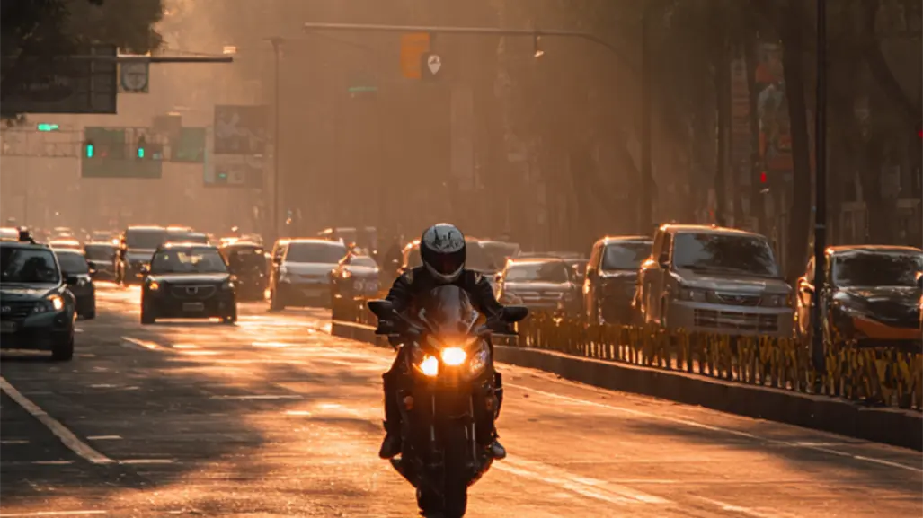 ¿Pueden los motociclistas transiten entre carriles en CDMX? Esto dice el reglamento de tránsito
